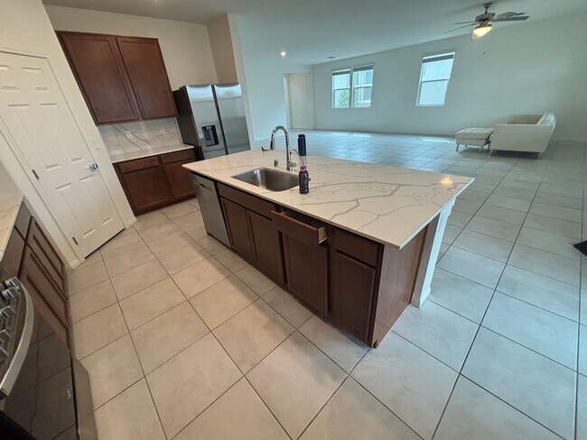 Building Photo - Beautiful 5-Bedroom, 4.5-Bath Home with St...