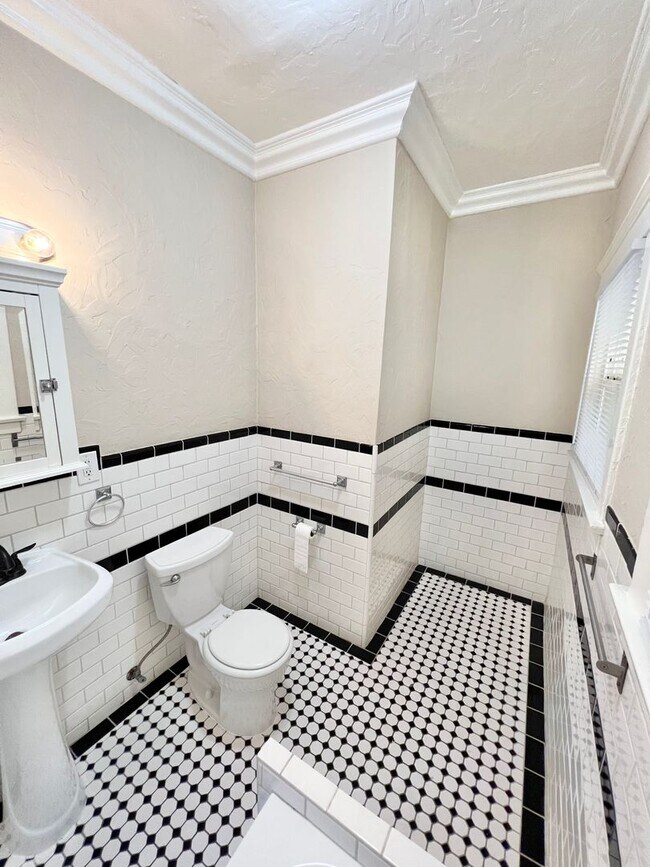 Building Photo - Charming Vintage 1-Bedroom Near Downtown L...