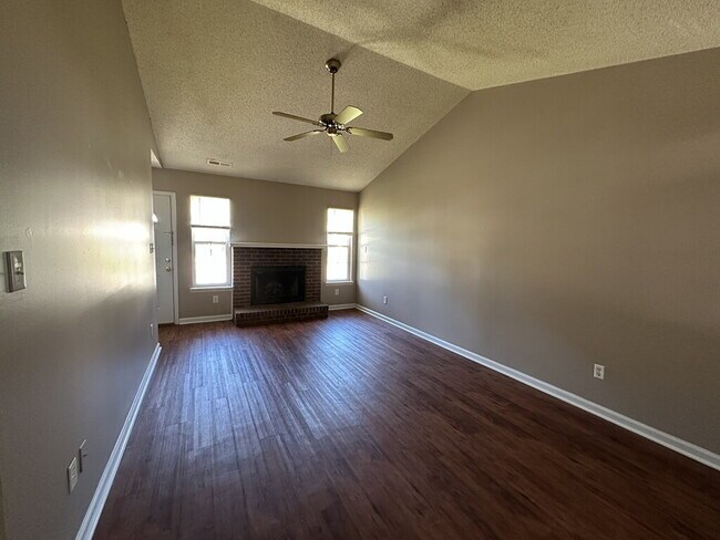 Building Photo - Nice Freshly Painted 2 Bedroom Home in Hun...