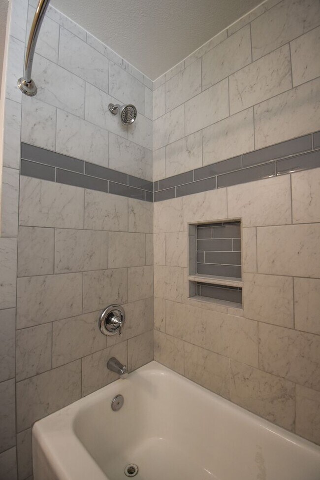 Building Photo - Lease Takeover Opportunity Available! 3 Be...