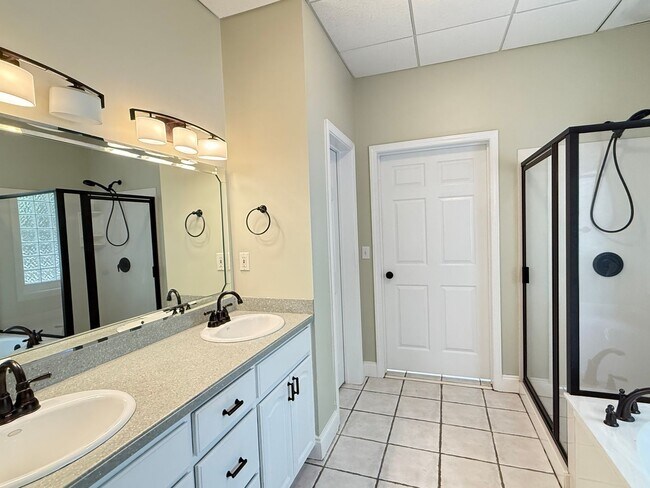 Building Photo - This beautiful brick home is located in Villa Rica and includes 6 bedrooms and 4.5 bath!