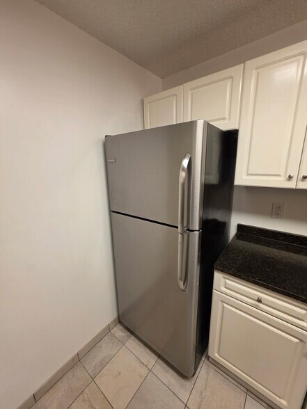 Building Photo - 10016 Vanderbilt Cir