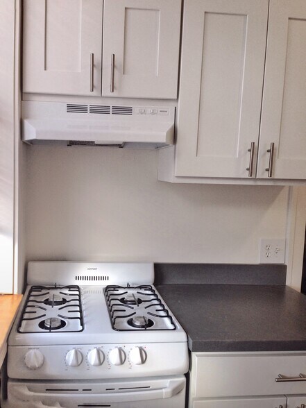 Building Photo - 921 W Oakdale Ave