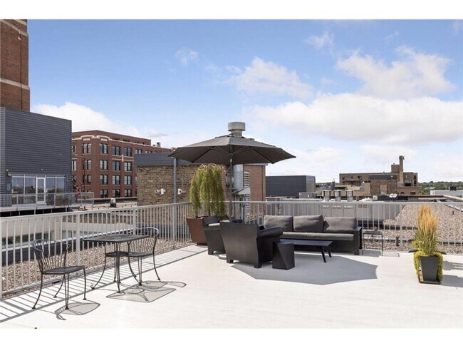 Building Photo - 700 N Washington Ave