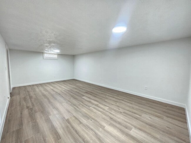 Building Photo - $1,995 - 4 Bed / 1 Bath Home with Fully Fe...