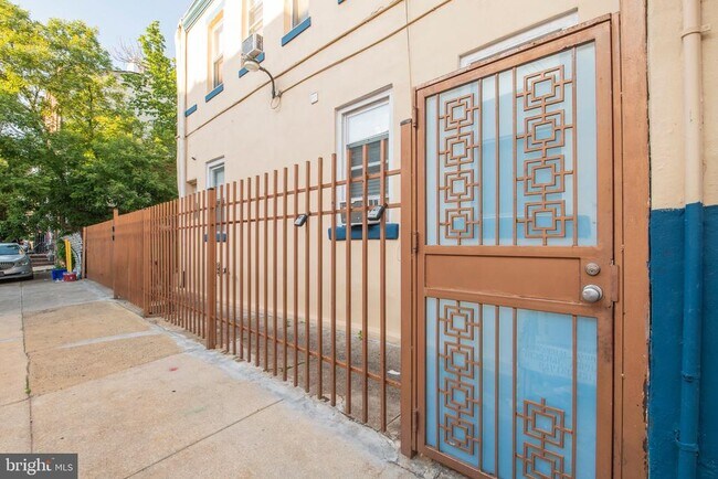 Building Photo - 515 W Girard Ave