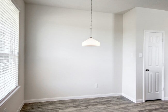 Building Photo - 2843 Silver Tree