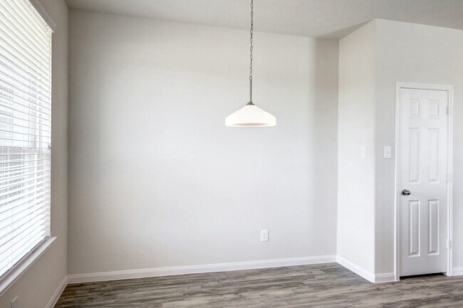 Building Photo - 2855 Silver Tree
