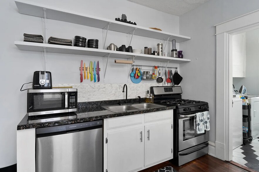 Building Photo - 477 E Gates St