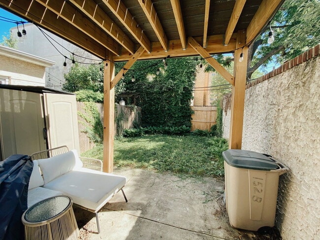 Building Photo - 1528 Bainbridge St