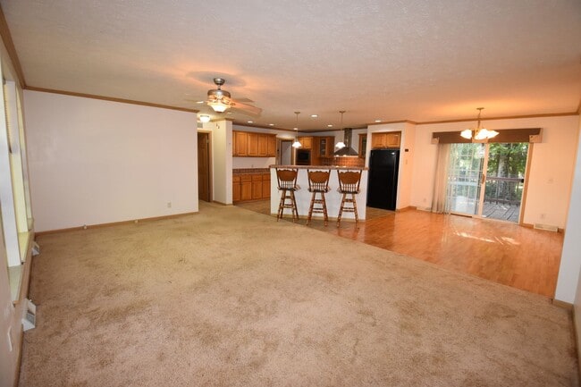 Building Photo - Country Home Available in Greenfield