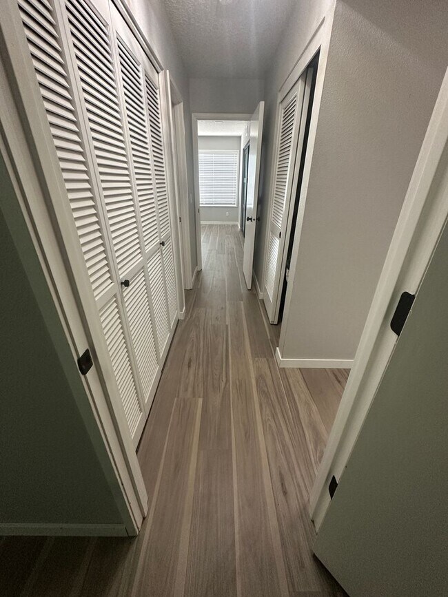 Building Photo - Top-Floor Stunner with Views – Fully Remod...