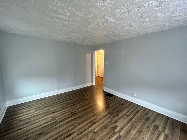 Building Photo - E. WALNUT HILLS - Cute 2 bed in upper of 2...