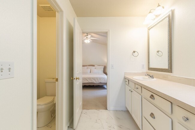 Building Photo - 3 Bed 2.5 Bath In The Heart Of Eagle