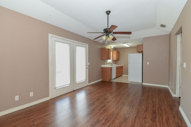 Building Photo - Nice Three Bedroom Duplex in Commerce in a...