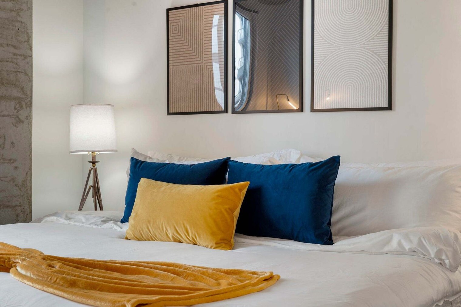 Building Photo - 853 W Blackhawk St