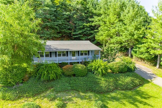 Building Photo - 3 Bed/2 Bath House in West Jefferson!