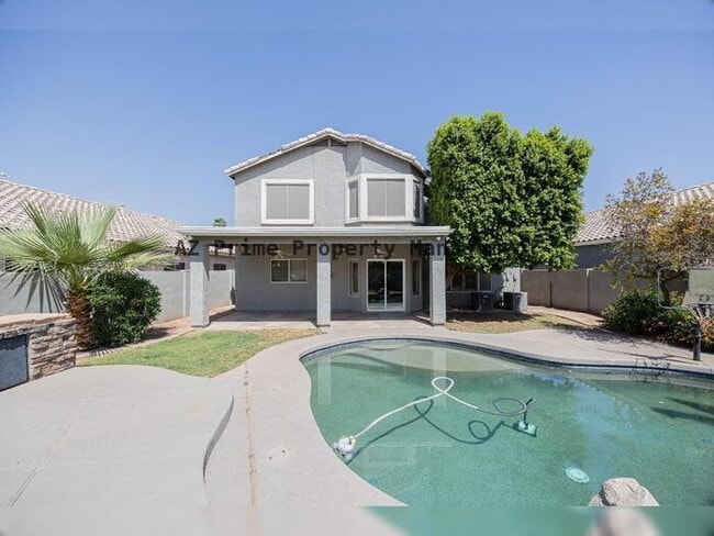 Building Photo - 873 W Tremaine Ave