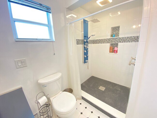 Building Photo - 4955 Southfork Ranch Dr