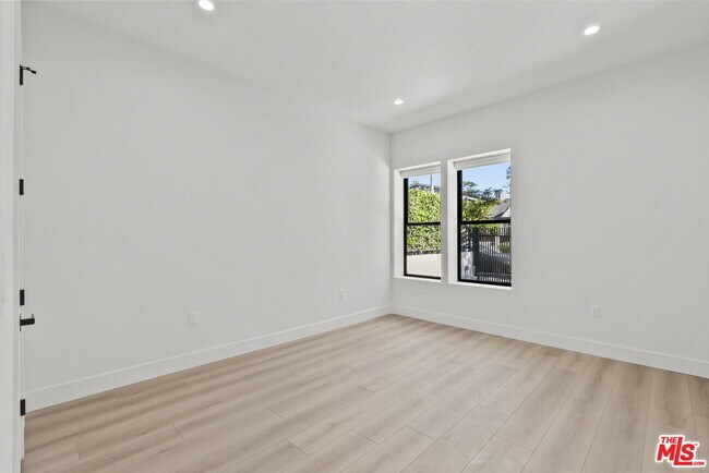 Building Photo - 521 N Martel Ave