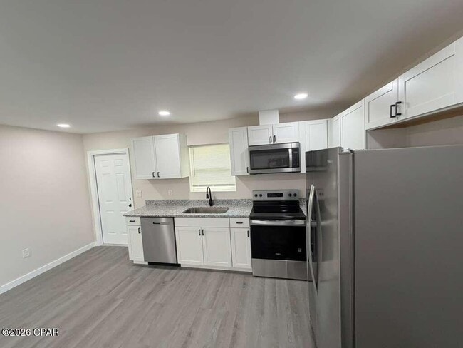 Building Photo - 208 Kraft Ave