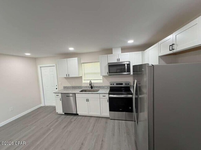 Building Photo - 801 E 12th St