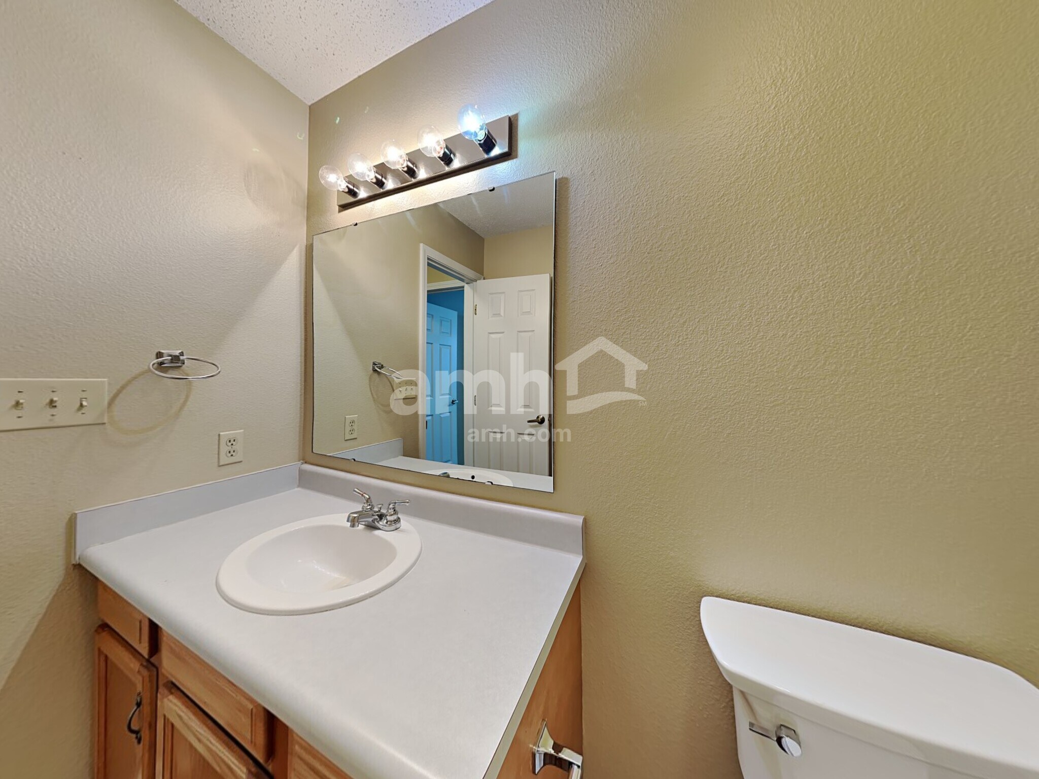 Building Photo - 571 Bay Ct N