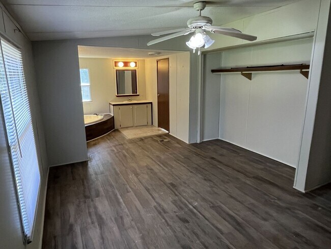 Building Photo - Quiet living 3 bed, 2 bath Ranch near Mint Hill