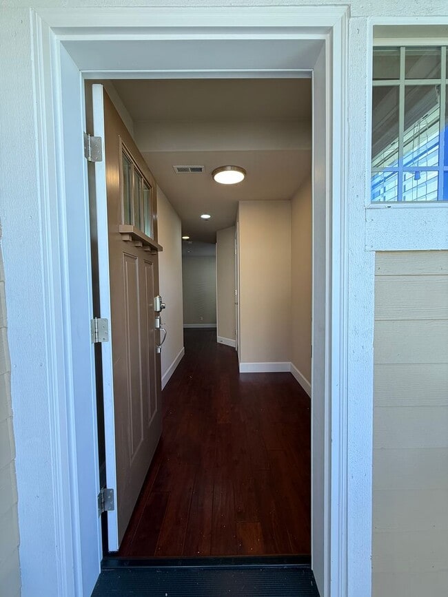 Building Photo - New! 3BD/2.5BTH Modern Townhouse in Greekb...