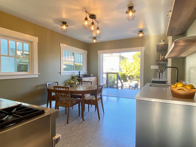 Building Photo - Updated Bungalow located in Downtown Redwood City & 15 miles from SF International Airport