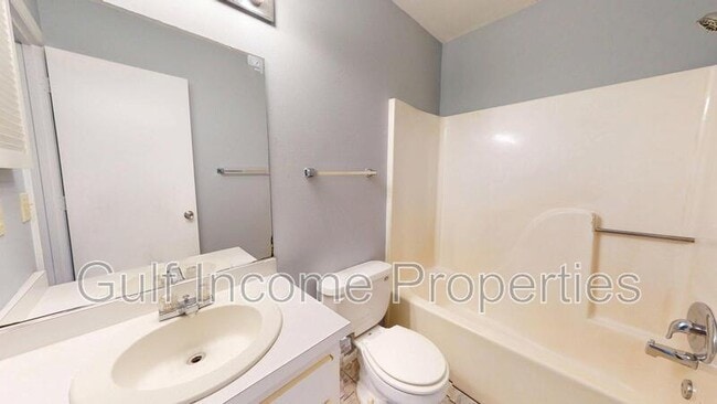 Building Photo - 709 45th St E