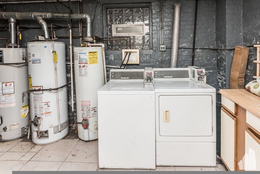 Building Photo - 1944 N Bissell St