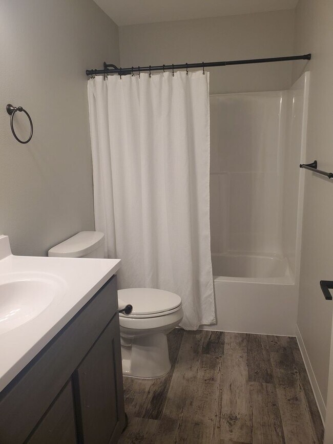 Building Photo - 4 bedroom/ 2 bath Home