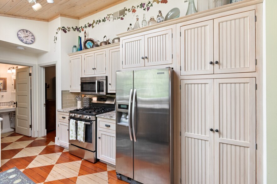 Kitchen - 123 S Ferry Dr