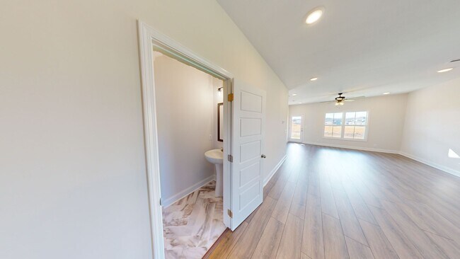 Building Photo - Modern Comfort, Great Location, and Pet-Fr...