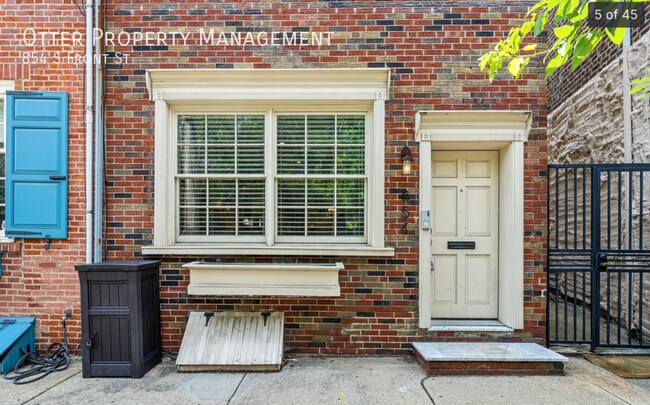 Building Photo - 854 S Front St