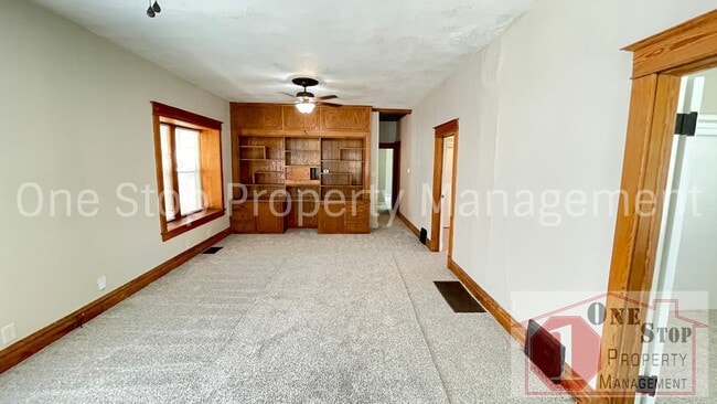 Building Photo - Adorable 3 Bedroom, 1 Bathroom in Independ...