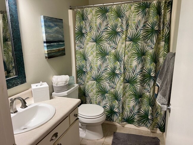 Building Photo - Walk to the beach from this 2BR FURNISHED ...
