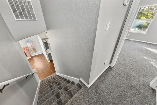 Building Photo - Comfortable & Convenient Living Near CWI and Shopping