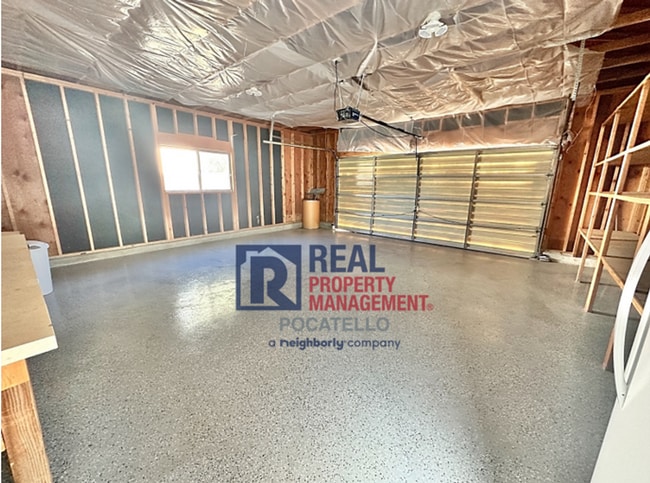 Building Photo - 4 Bedroom 2 Bath - 2 Car Garage House - Do...