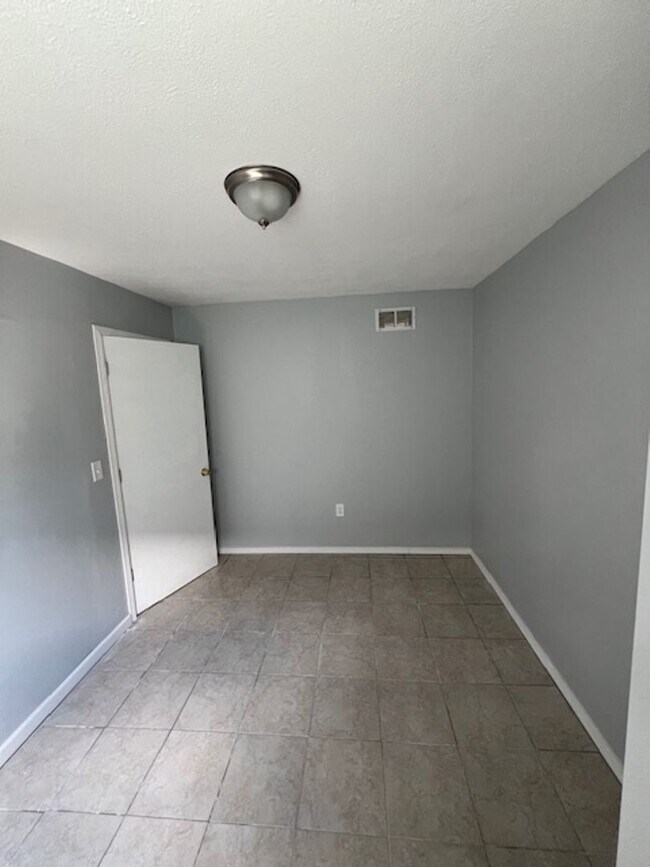 Building Photo - 33 Leland Ave