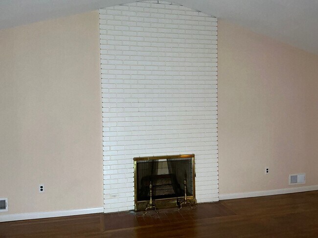 Building Photo - Very well maintained 4BR 2.5BA 5 level spl...