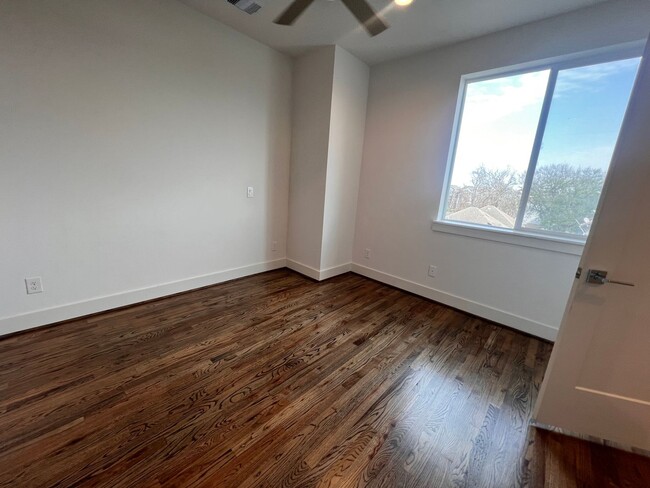 Building Photo - Three Story Townhome in the Heights Now Av...