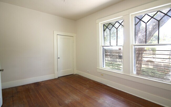 Building Photo - Historically charming home ready for move in!