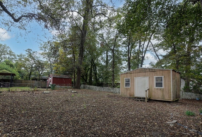 Building Photo - 4527 Fairview Dr