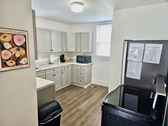 Building Photo - Cute and cozy Greensburg home!