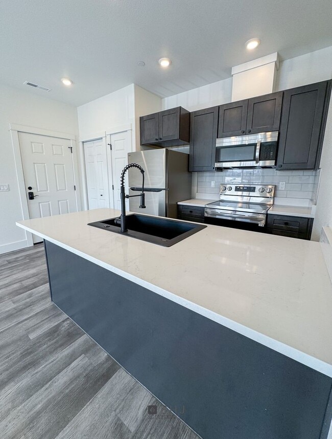 Building Photo - BRAND NEW Pet Friendly 1 bed/ 1 bath apartment!