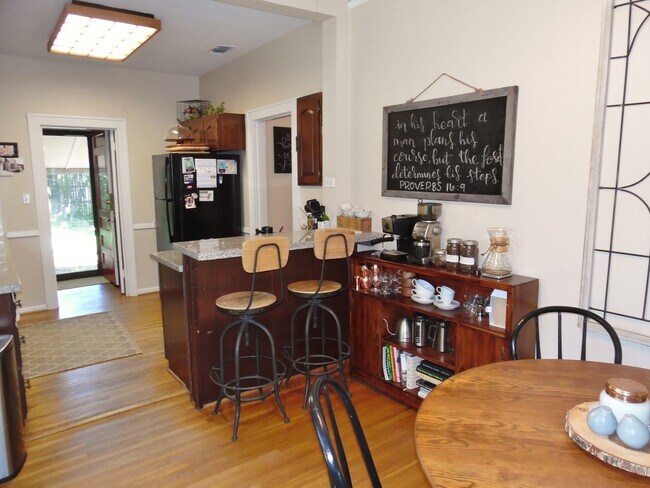 Building Photo - Bungalow in Mistletoe Heights!