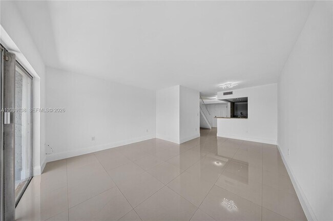 Building Photo - 9351 Fontainebleau Blvd