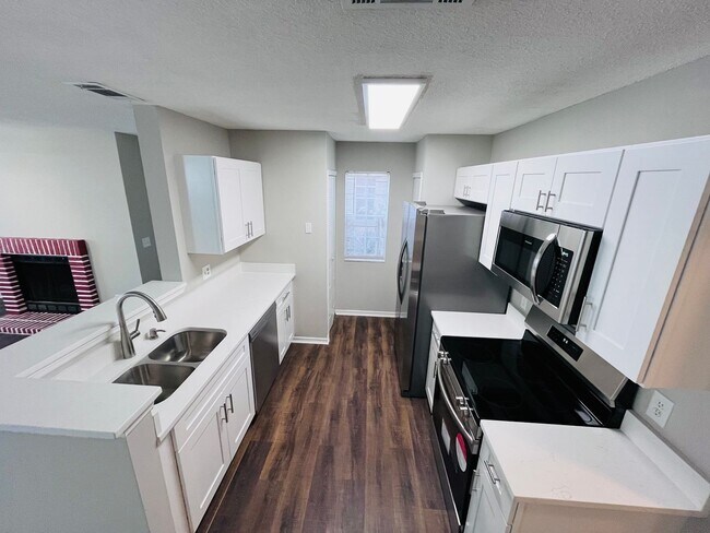 Building Photo - 645 Stafford Terrace
